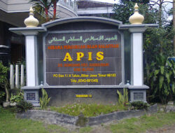 Papan Nama Pesantren APIS Sanan Gondang
