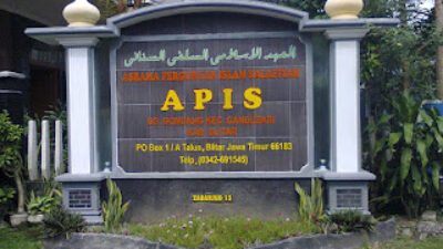 Papan Nama Pesantren APIS Sanan Gondang